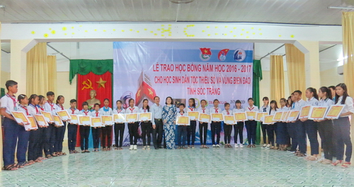 Trao học bổng Vừ A Dính và học bổng Câu lạc bộ “Vì Hoàng Sa- Trường Sa thân yêu” cho 120 học sinh Khmer tỉnh Sóc Trăng